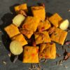 biscuits carrés jaunes orangés avec petits piments rondelles de gingembre et graines de cumin