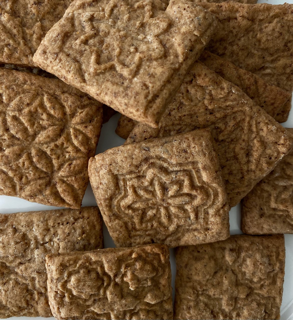 biscuits carrés avec motifs baroques